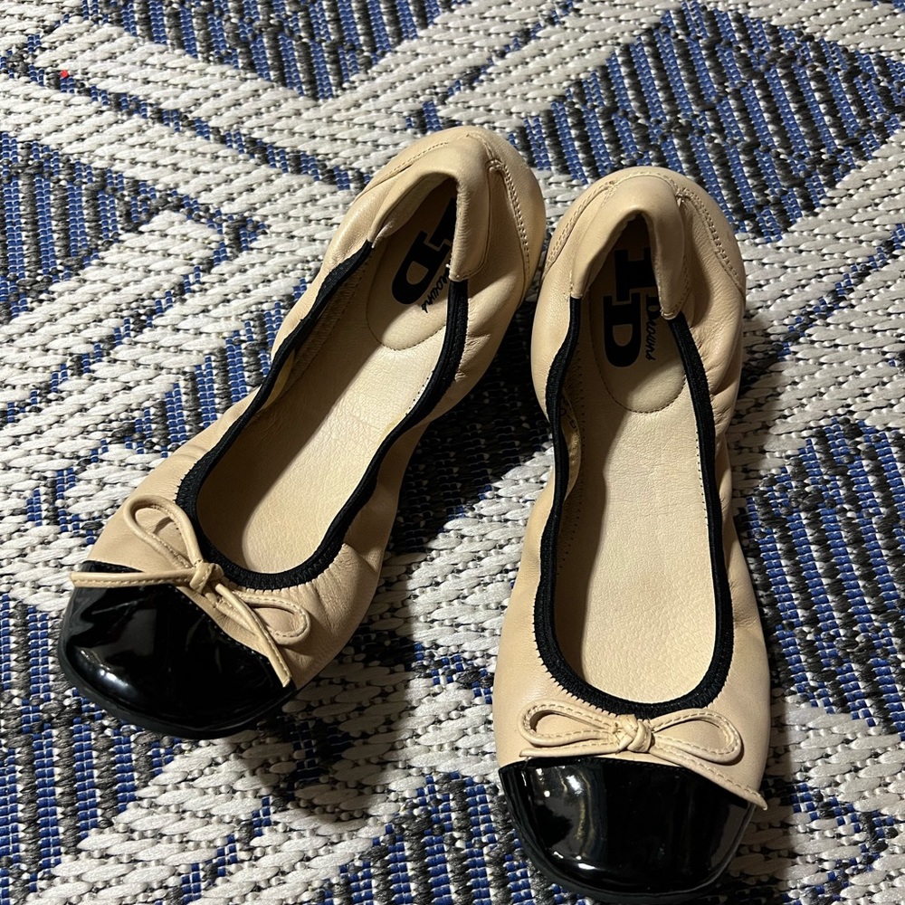 Stylish Black and Tan Women's Ballet Flats